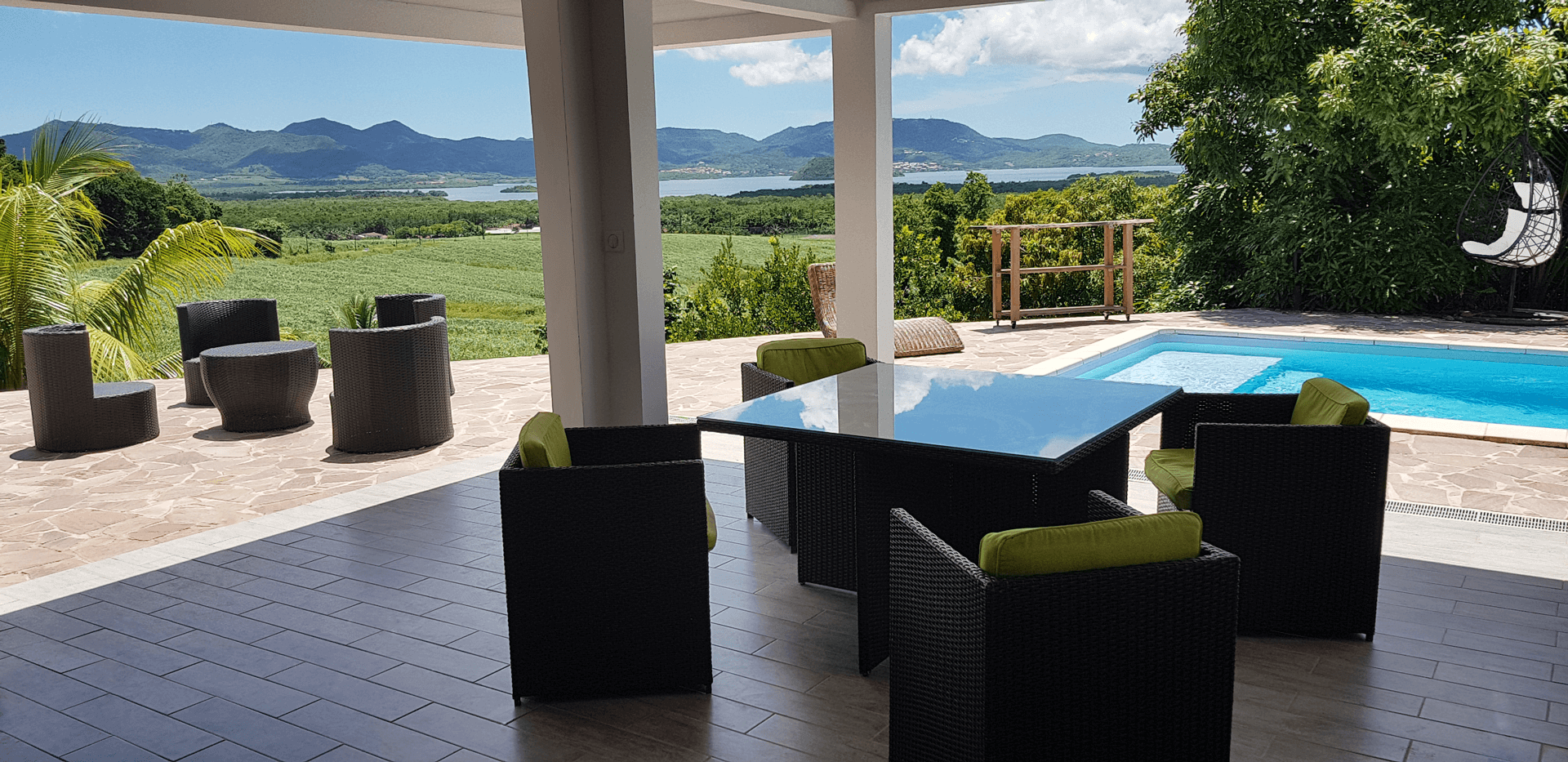 Salon Cuisine Terrasse avec vue sur la Baie de Fort-de-France Martinique. SurlaBaie.fr Location Saisonnière Appartement F2 à louer à la semaine avec vue sur la Baie de Fort de France à Ducos. Location de vacances en Martinique. Maison avec piscine et jardin avec vue sur la Baie de Fort-de-France