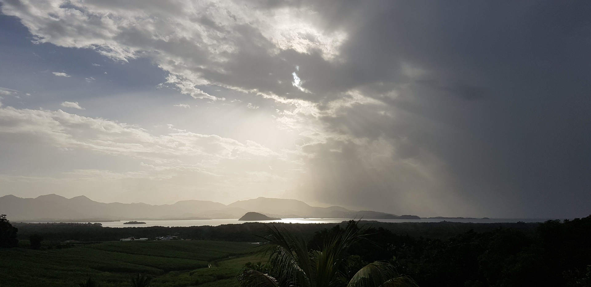 Sur la Baie Location Saisonnière F2 avec vue sur la Baie de Fort-de-France en Martinique