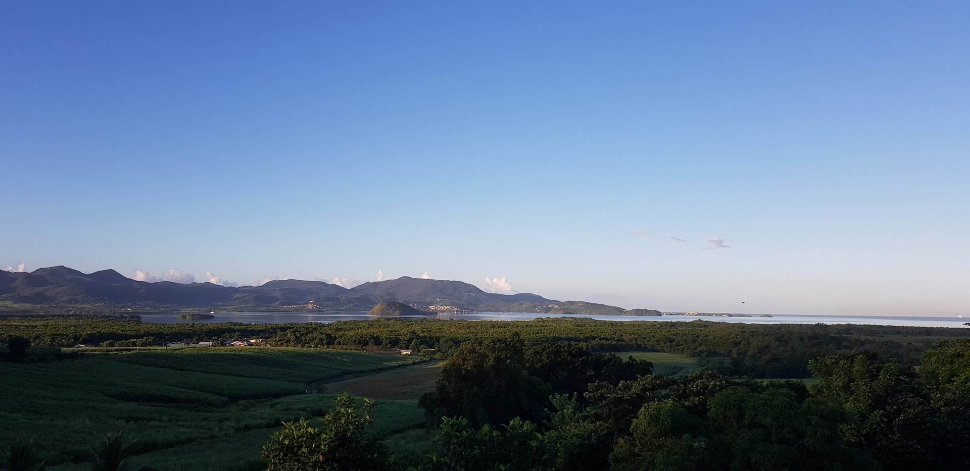 Baie de Fort-de-France Martinique Location Saisonnière F2 avec vue sur la Baie de Fort de France à Ducos. Location de vacances en Martinique.