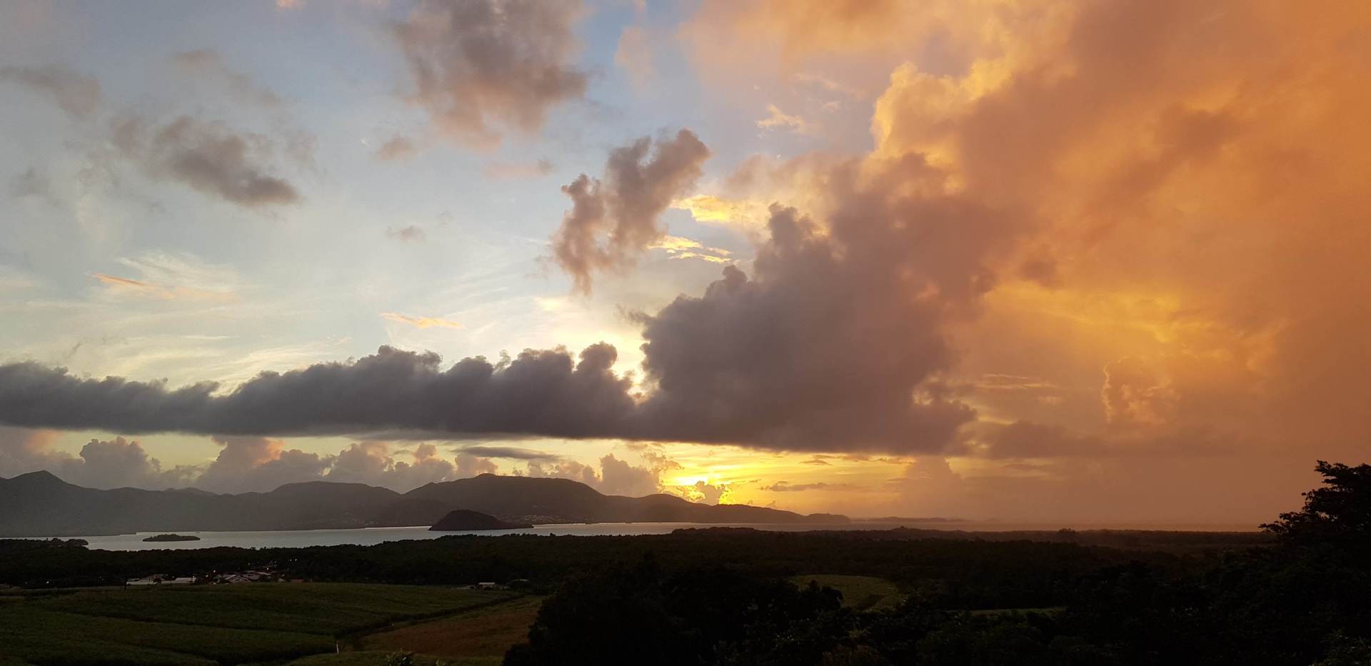 Coucher de soleil sur la Baie de Fort-de-France Martinique Location Saisonnière F2 avec vue sur la Baie de Fort de France à Ducos. Location de vacances en Martinique. Maison avec piscine et jardin.