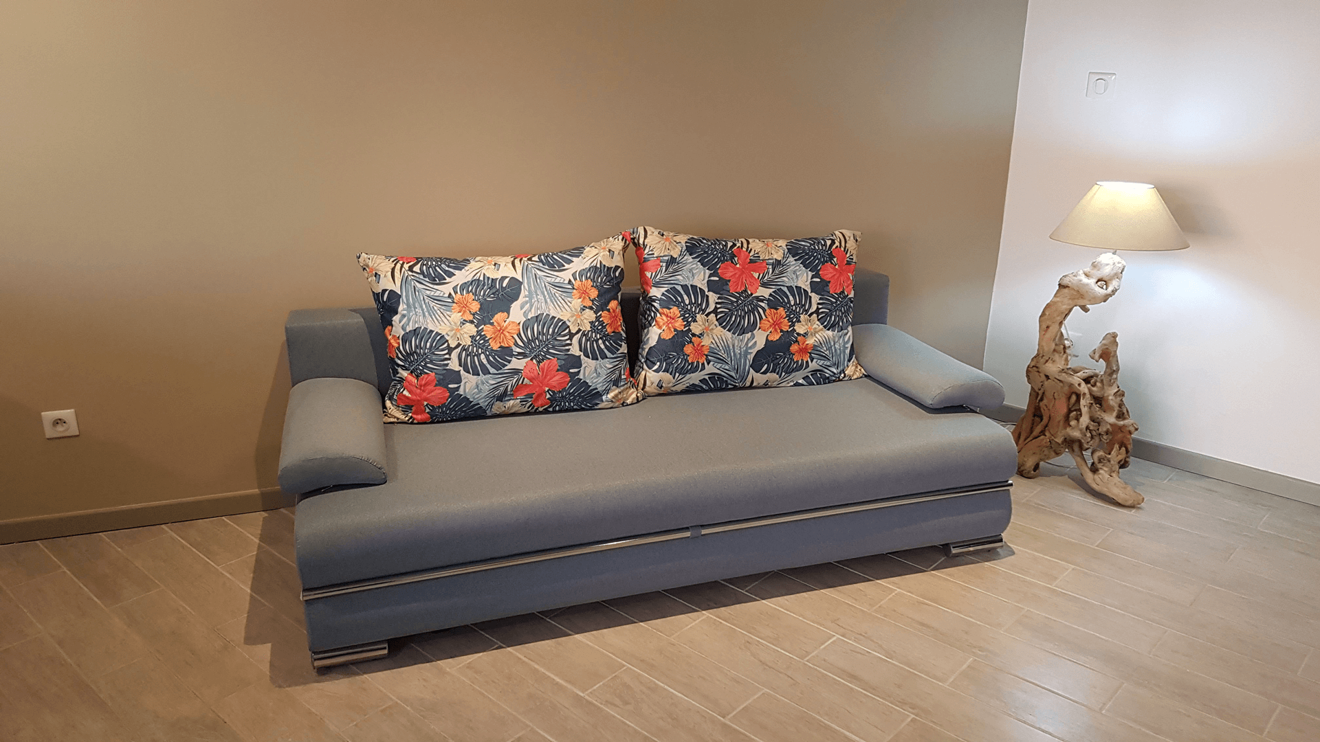 Canapé du salon Transformable en lit. Lampe en bois flotté. SurlaBaie.fr Location avec vue sur la Baie de Fort-de-France Martinique. Location Saisonnière Appartement F2 à louer à la semaine avec vue sur la Baie de Fort de France à Ducos. Location de vacances en Martinique. Maison avec piscine et jardin avec vue sur la Baie de Fort-de-France