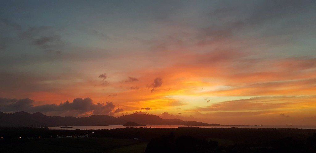 Coucher de soleil Sur la Baie Location Saisonnière F2 avec vue sur la Baie de Fort-de-France en Martinique. Baie de Fort-de-France club des plus belles baies du monde.