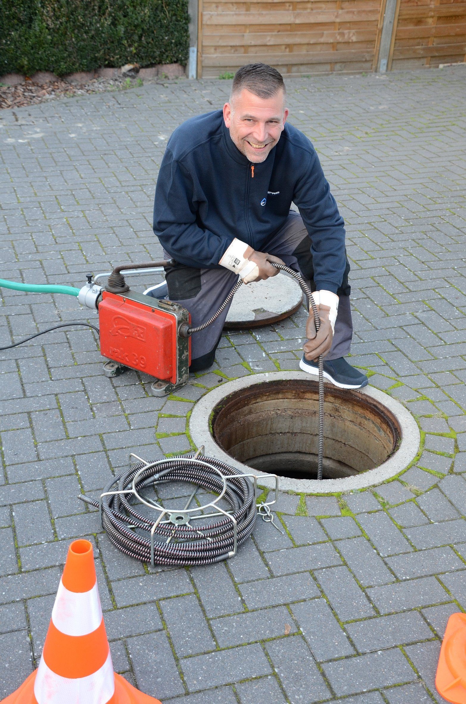 Martin Schlißke bei der beseitigung einer verstopften Grundleitung. Martin Schlißke bei der beseitigung einer verstopften Grundleitung.