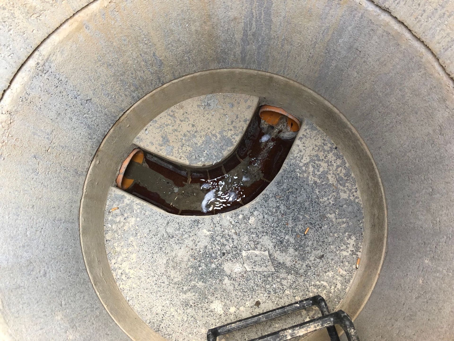 Schacht mit weichem 90 Grad Bogen - versandet. Übergabeschacht mit 90 Grad Bogen versandet.