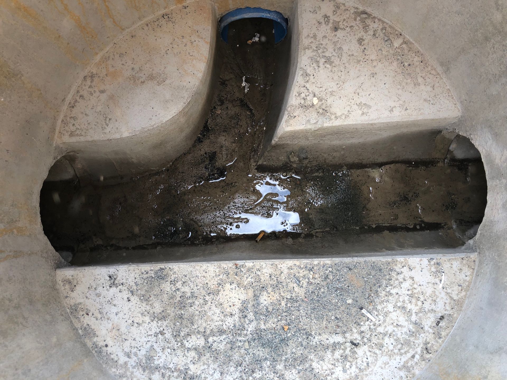 Versandeter Übergabeschacht. Versandeter Übergabeschacht - Rohrfrei Direkt Rohrreinigung.