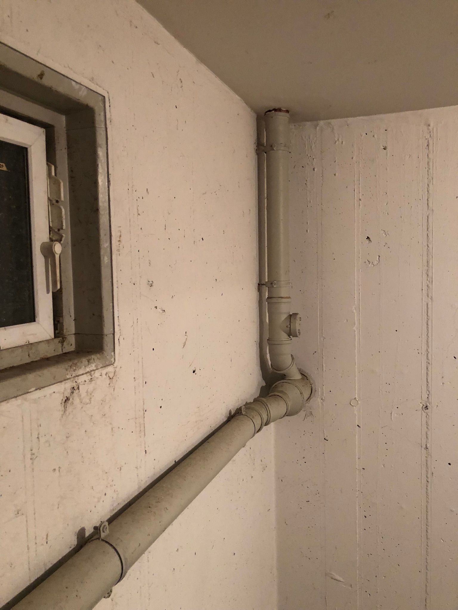 Hochsielleitung im Keller. Hochsielleitung aus Kunststoff in Kellerräumen.