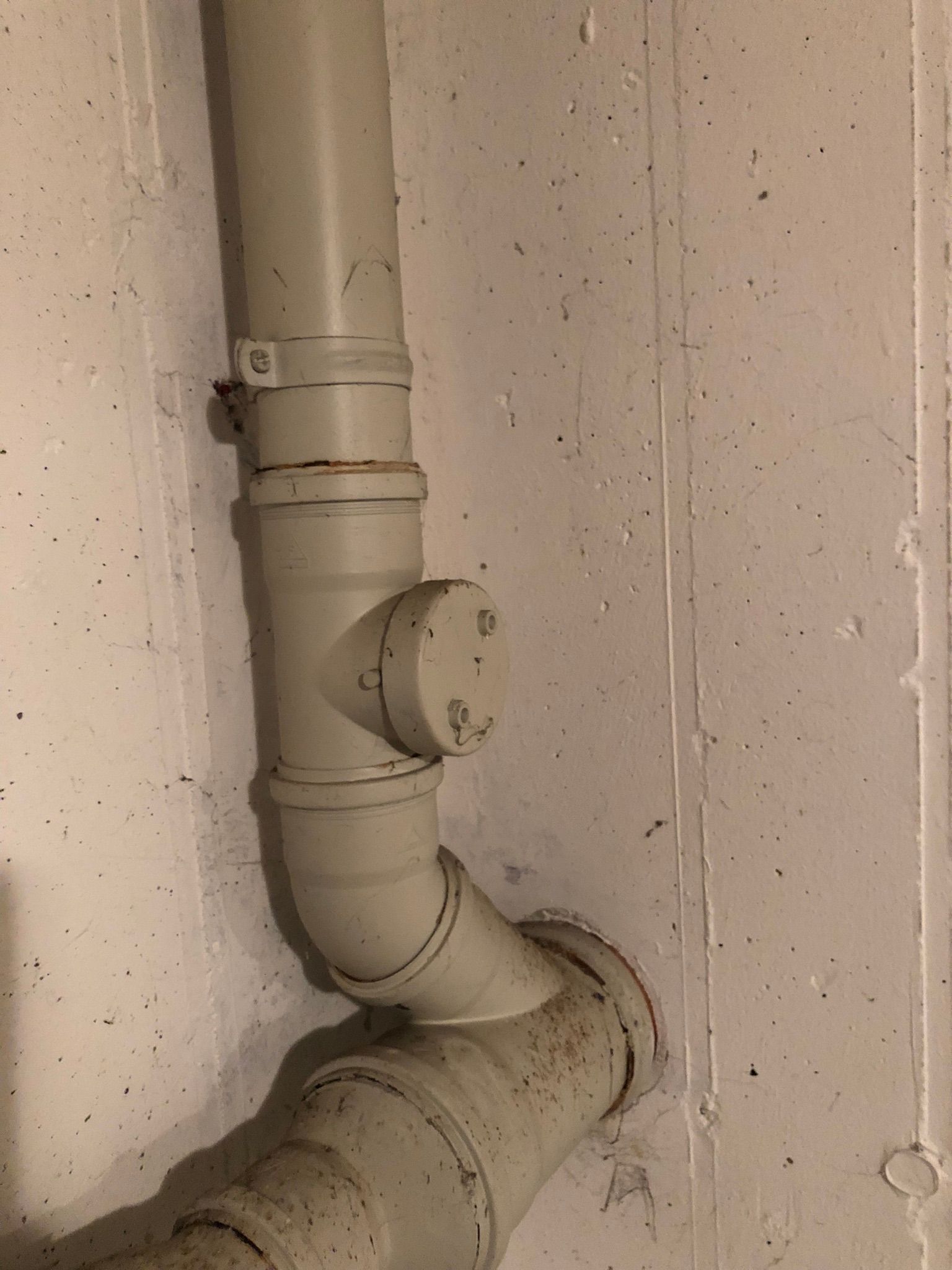 Fallstrang und Zulauf in die Grundleitung Kunststofffallstrang mit Zulauf in die Grundleitung zum Aussenbereich.