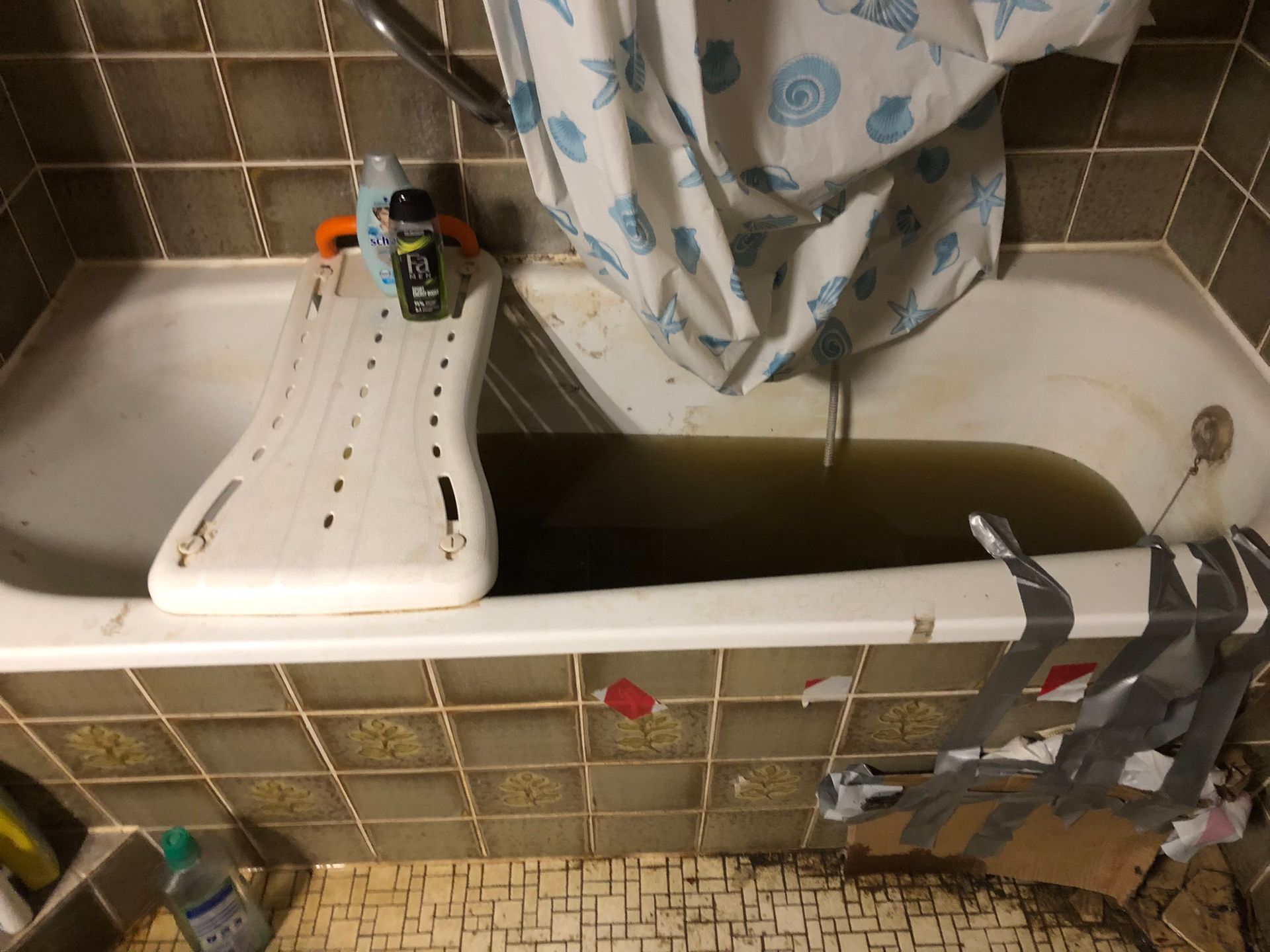 Verstopfte Badewannenanschlussleitung. Verstopfte Badewannenanschlussleitung durch Ablagerungen.