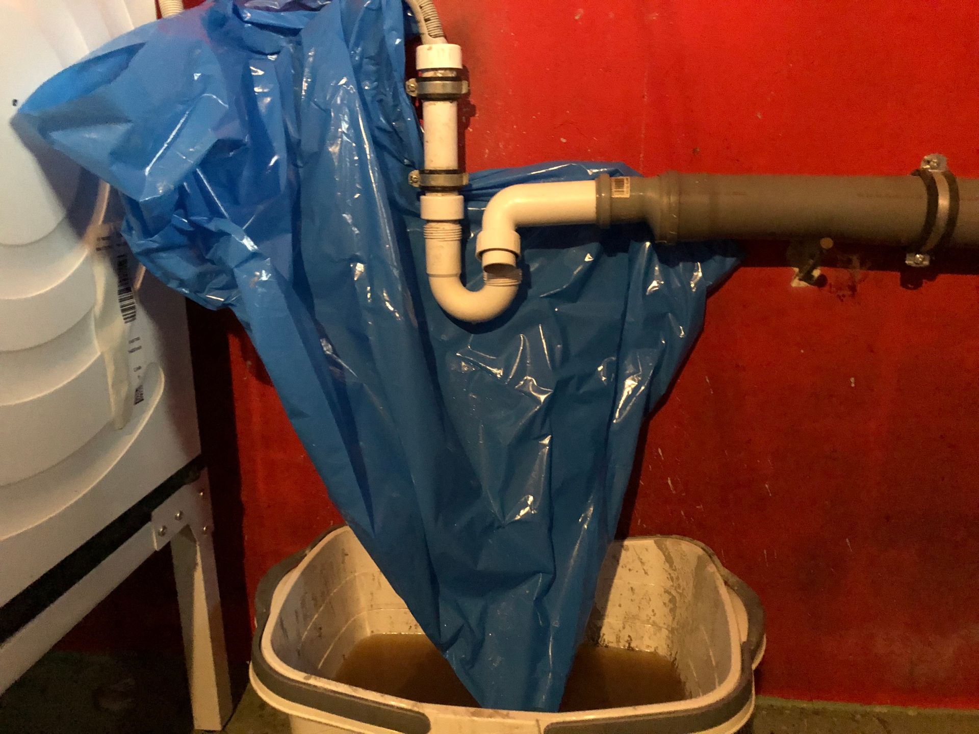 Ablauf für Waschmaschine zur Grundleitung verstopft. Waschmaschinenablauf im Keller zur Grundleitung verstopft.