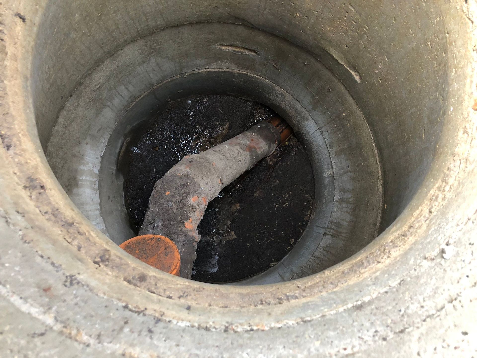 Gefällesturz in einem Übergabeschacht. Gefällesturz in einem Übergabeschacht für Schmutzwasser.