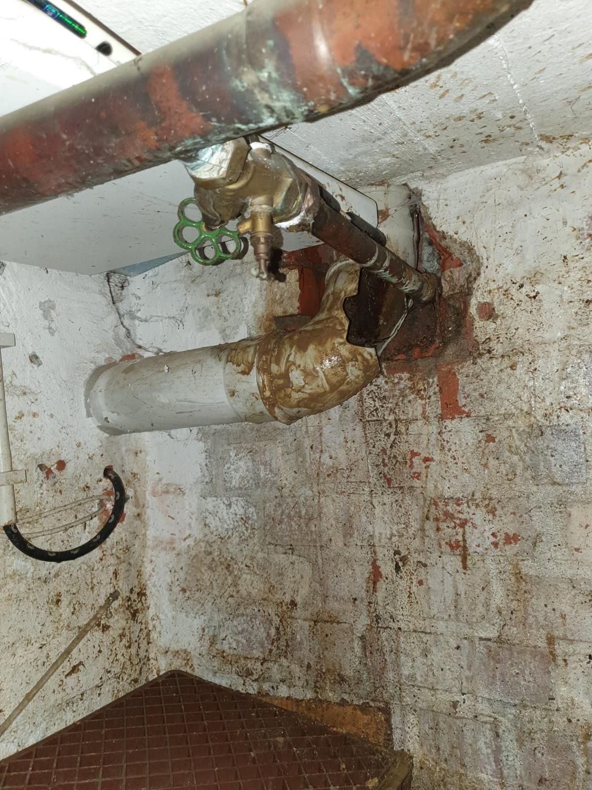 Rohrbruch im 45 Grad Bogen. Rohrbruch einer Hochsielleitung im 45 Grad Bogen - Rohrfrei Direkt Rohrreinigung.