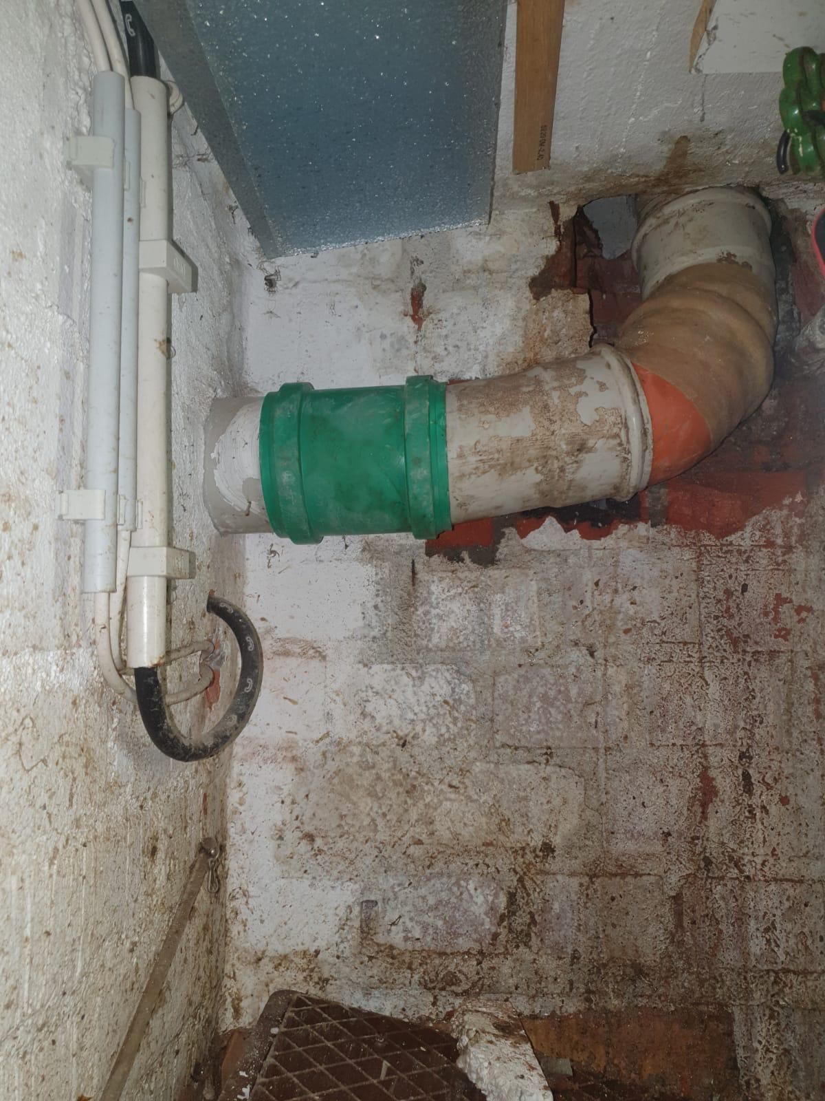 Zulauf Grundleitung in den Aussenbereich. Zulauf zur Grundleitung nach draußen - Rohrfrei Direkt Rohrreinigung.