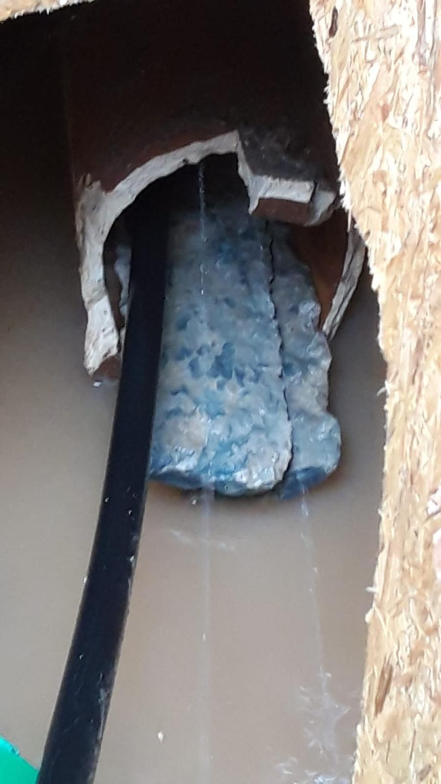 Rohrbruch einer Grundleitung. Rohrbruch und extreme Ablagerungen - Rohrfrei Direkt Rohrreinigung.