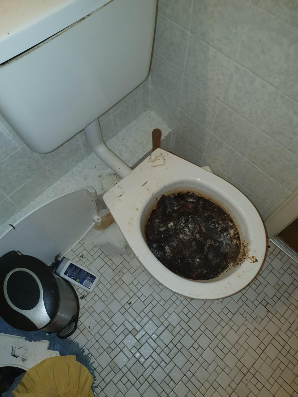 Verstopfte Toiletten die Jahre nicht genutzt wurde. Verstopftes WC in einem Kellerraum.