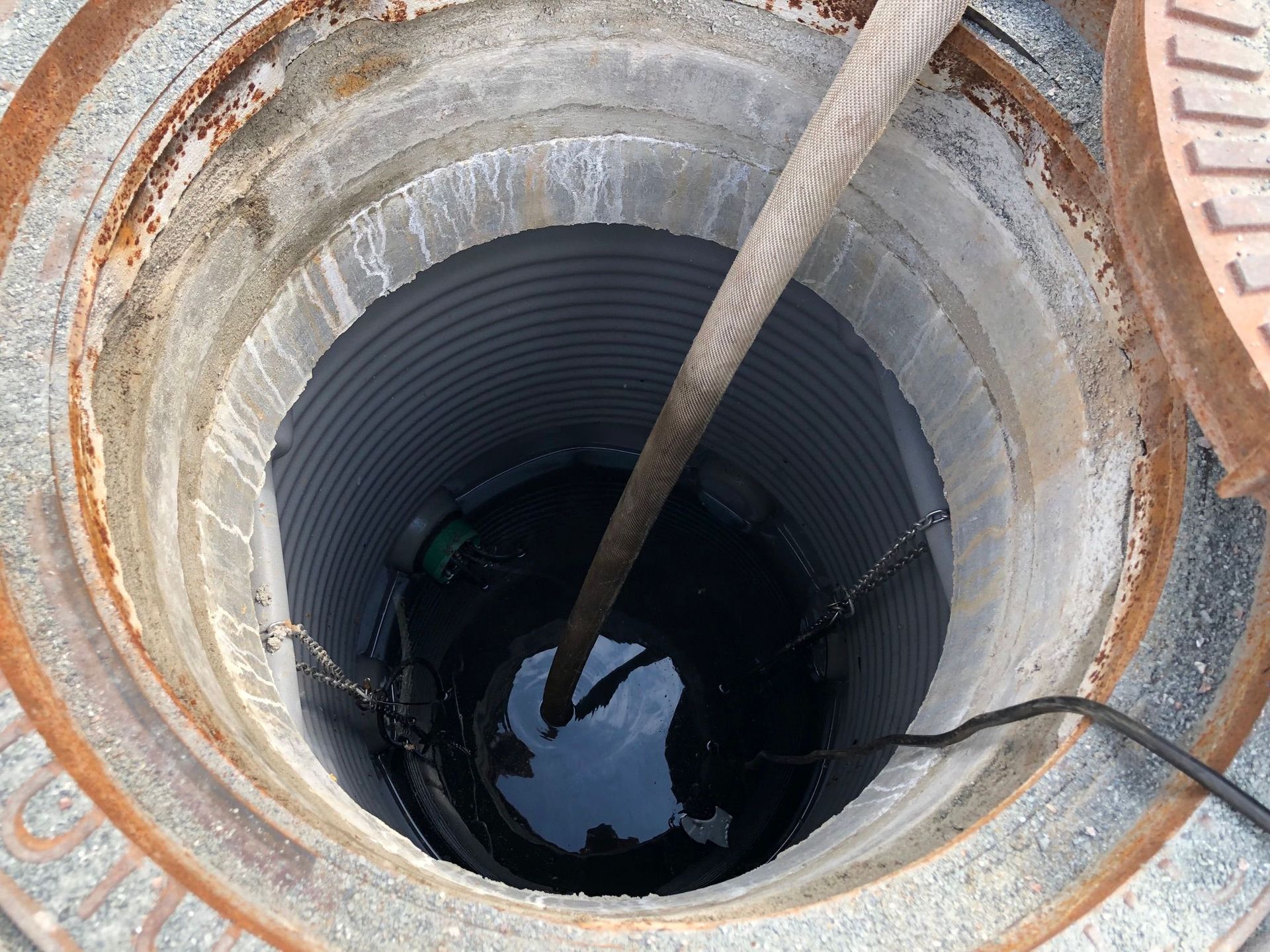 Fettabscheider nach absaugen. Fettabscheider leergesaugt. Rohr- Kanalreinigung für Leitzingen.