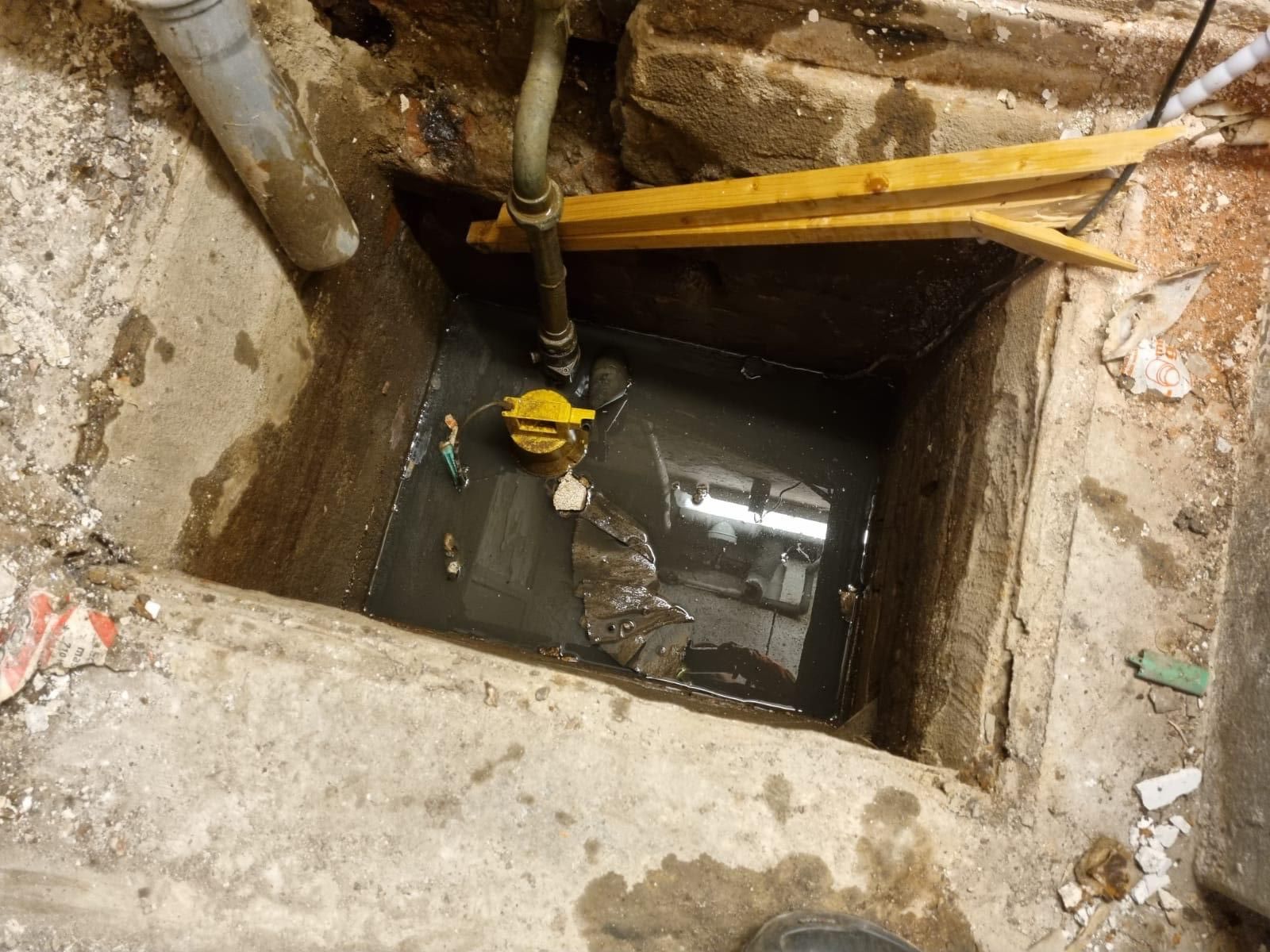 Rückstau von Oberflächenwasser durch defekte Hebeanlage. Hebeanlage defekt und im Schacht Rückstau von Oberflächenwasser.