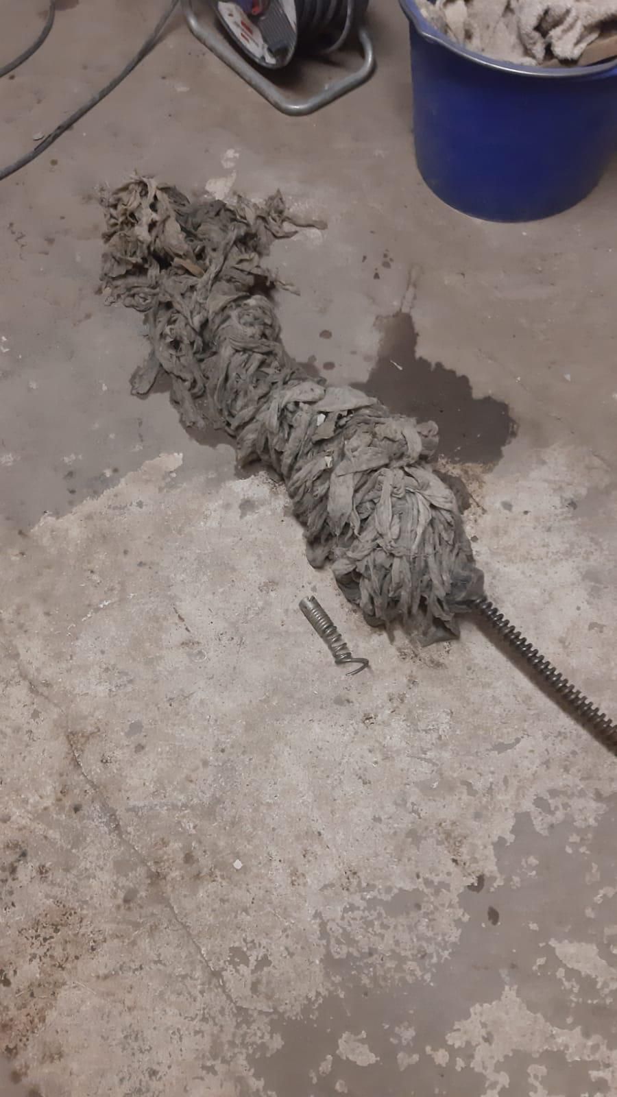 Spirale komplett voll mit feuchtem Toilettenpapier. Spirale komplett voll mit feuchtem Toilettenpapier - Rohrfrei Direkt Rohrreinigung.