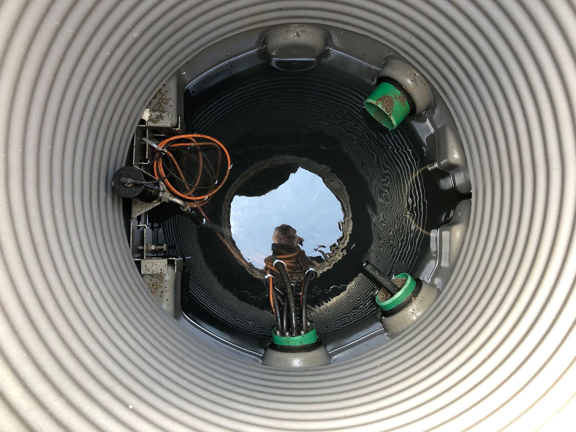 Pumpenschacht Fettabscheider mit diversen Leerrohren für Kabel.