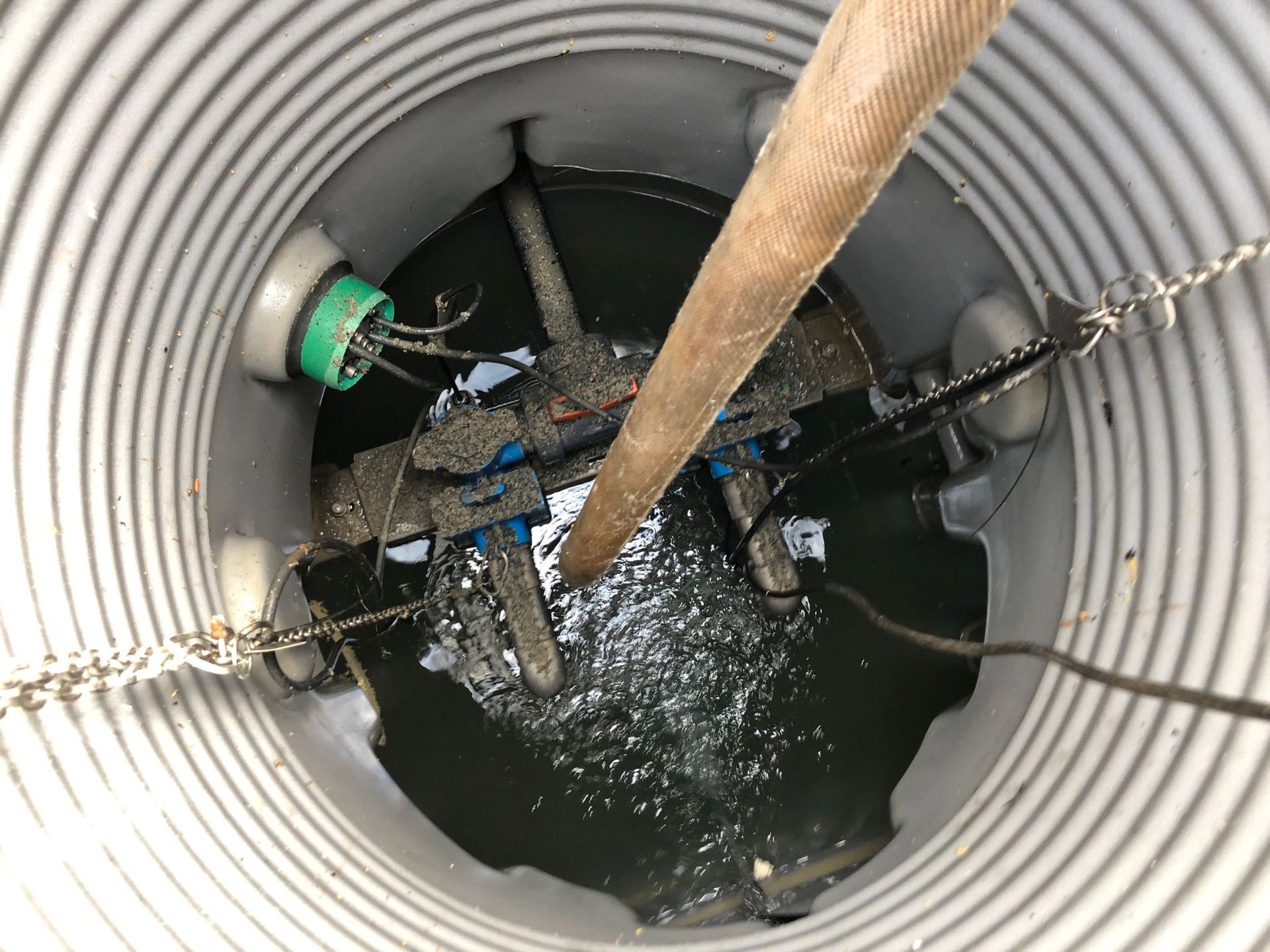 Schacht abgepumpt. Pumpenschacht mit C-Schlauchpumpe leergesaugt. Rohrreinigung Rohrfrei Direkt für Harber.