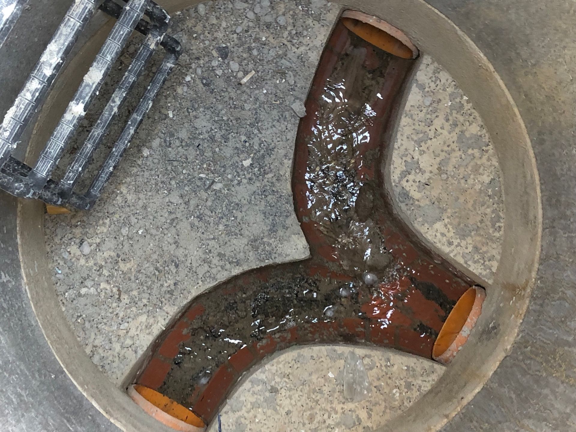 Betoreste im Übergabeschacht. Bauschutt wie Betonreste im Übergabeschacht. Rohrreinigung für Deimern.