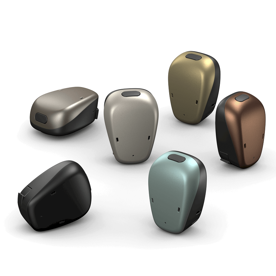 Der Baha 6 Max ist ein Premium-Power-Soundprozessor für Knochenleitungsimplantate, der keine Kompromisse eingeht. Er wurde entwickelt, damit seine Träger einen klaren, satten und natürlichen1 Klang mit Hilfe eines kleinen, diskreten Geräts wahrnehmen können.
Die Leistungsstärke wurde für den Zugang zu einem breiten und dynamischen Klangspektrum erhöht, durch welches die Hörfähigkeit in lauten Umgebungen verbessert wird.2 Und wir haben einen neuen Chip hinzugefügt, mit dem Sie Audiosignale direkt von Android™- und Apple-Geräten übertragen können.