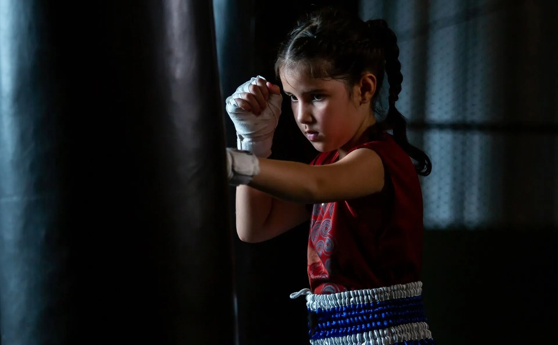 Kind beim trainieren am Boxsack