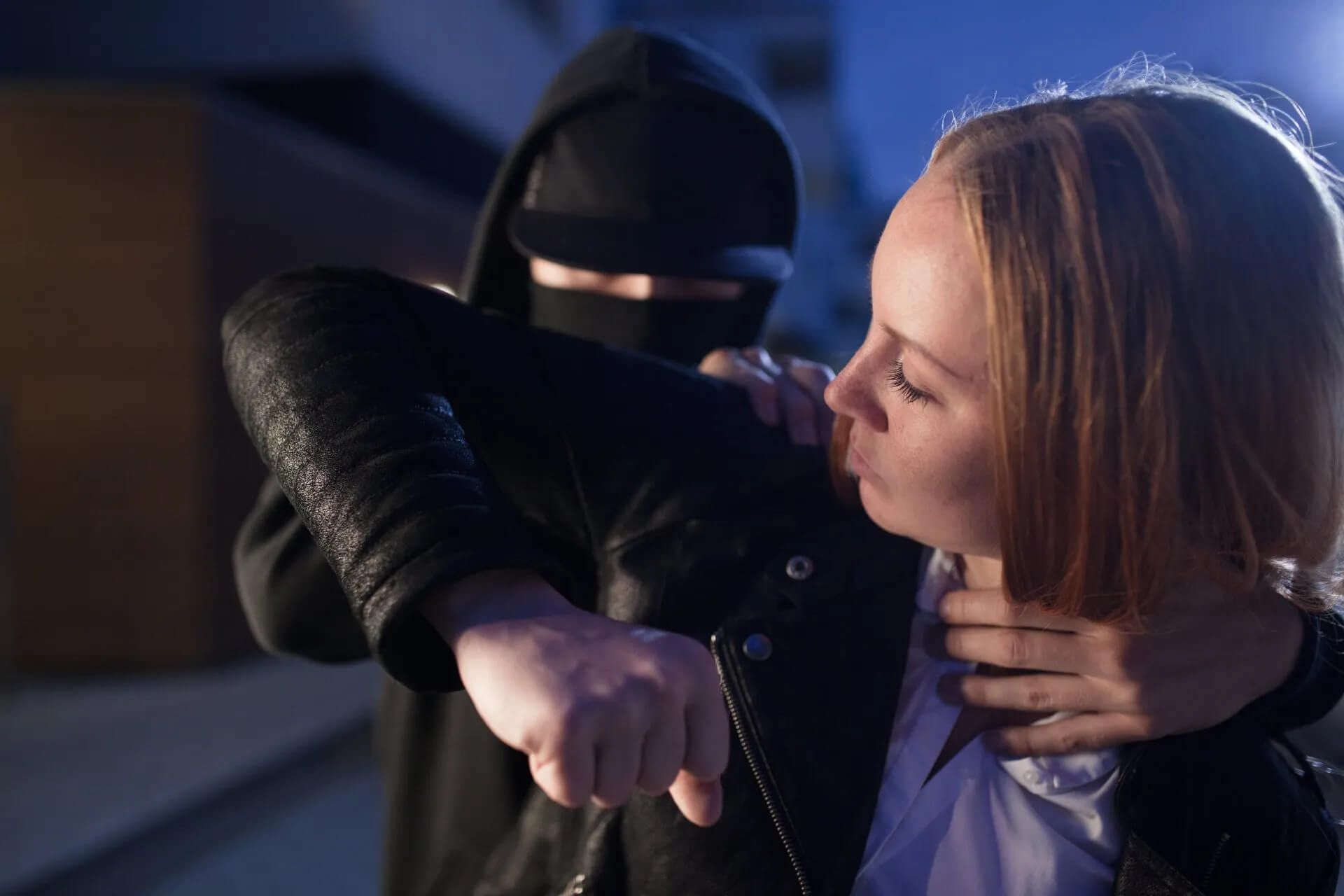 Mann greift Frau mit Waffe an