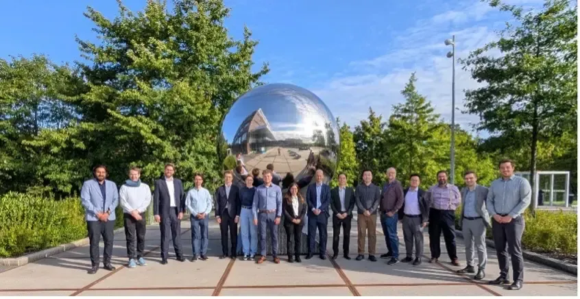 Teilnehmende des CIRP Research Affiliate Workshops 2025 in Göteborg vor dem Gebäude der SKF Group.