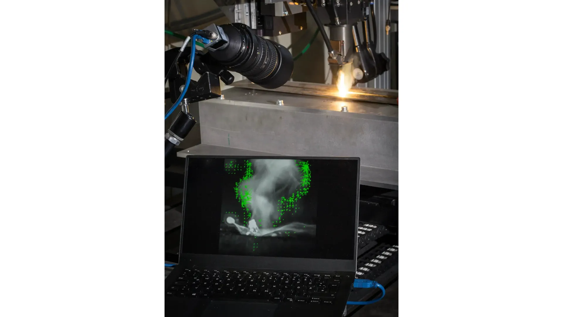 Überwachung eines Laserschweißprozesses mit Hochgeschwindigkeitskamera und Visualisierung des Schmelzbads auf Laptopbildschirm
