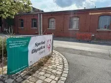 Banner der Special Olympics Bayern vor dem blz in Erlangen – Radrennen und Forschung Tür an Tür