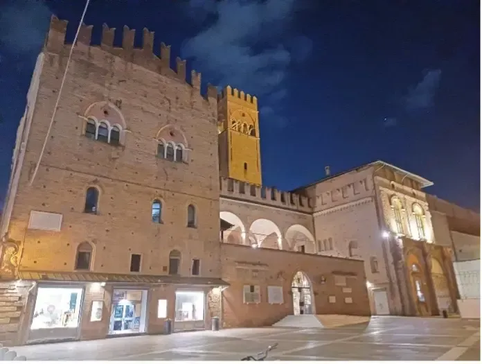 Abendaufnahme des historischen Stadtzentrums von Bologna, Austragungsort d. LaserEMobility Workshop