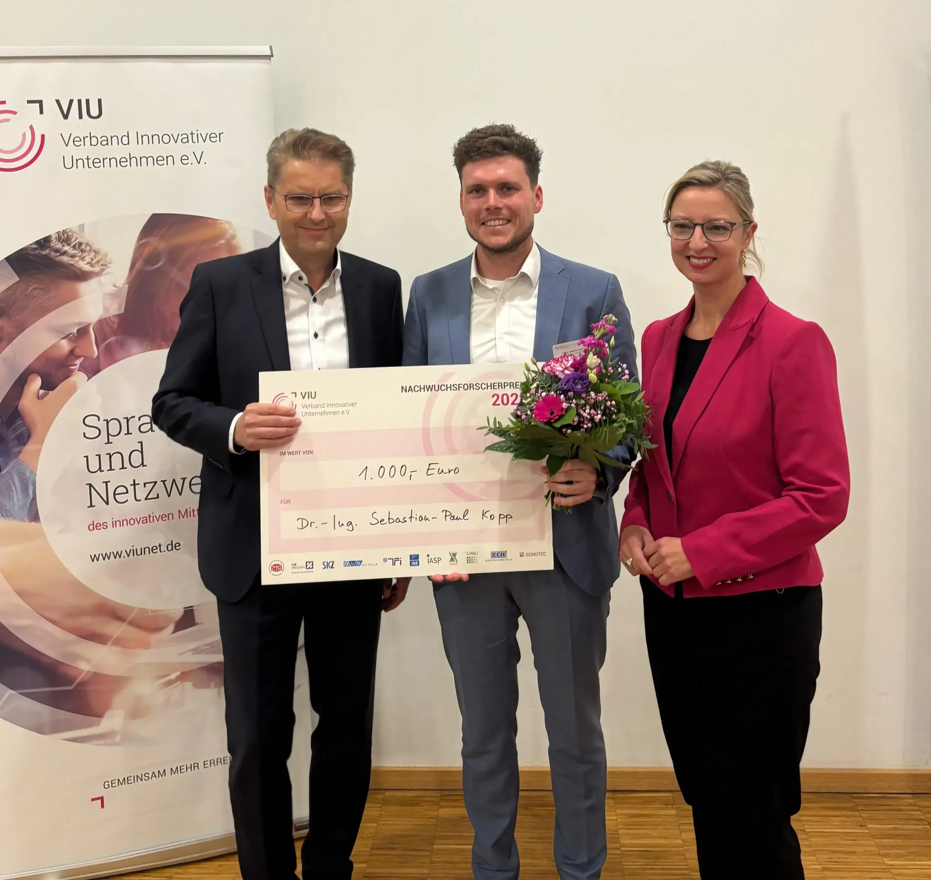 Dr.-Ing. Sebatian-Paul Kopp erhält den Nachwuchsforscherpreis für neues Pulverauftragsverfahren