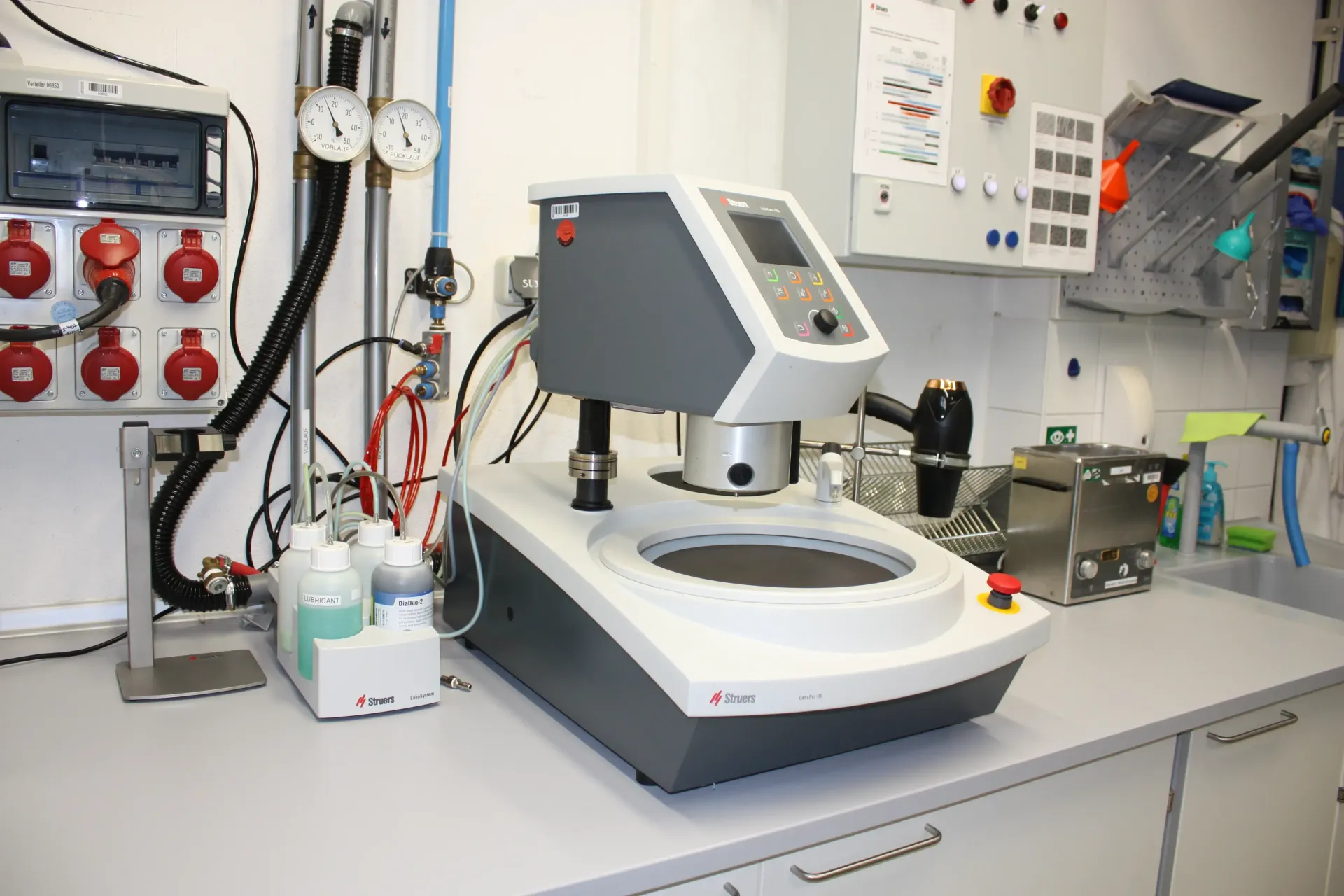 Schleif-Poliermaschine zur Werkstoffprüfung im blz-Analytiklabor – Hightech-Arbeitsplatz in der Lasertechnik Forschung