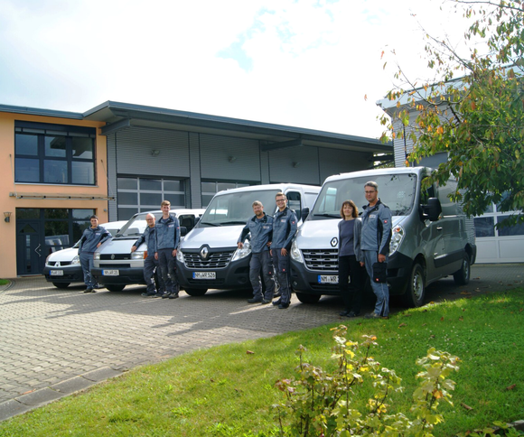 Foto der Mitarbeiter von Rottner Elektroanlagen vor den Firmenwägen