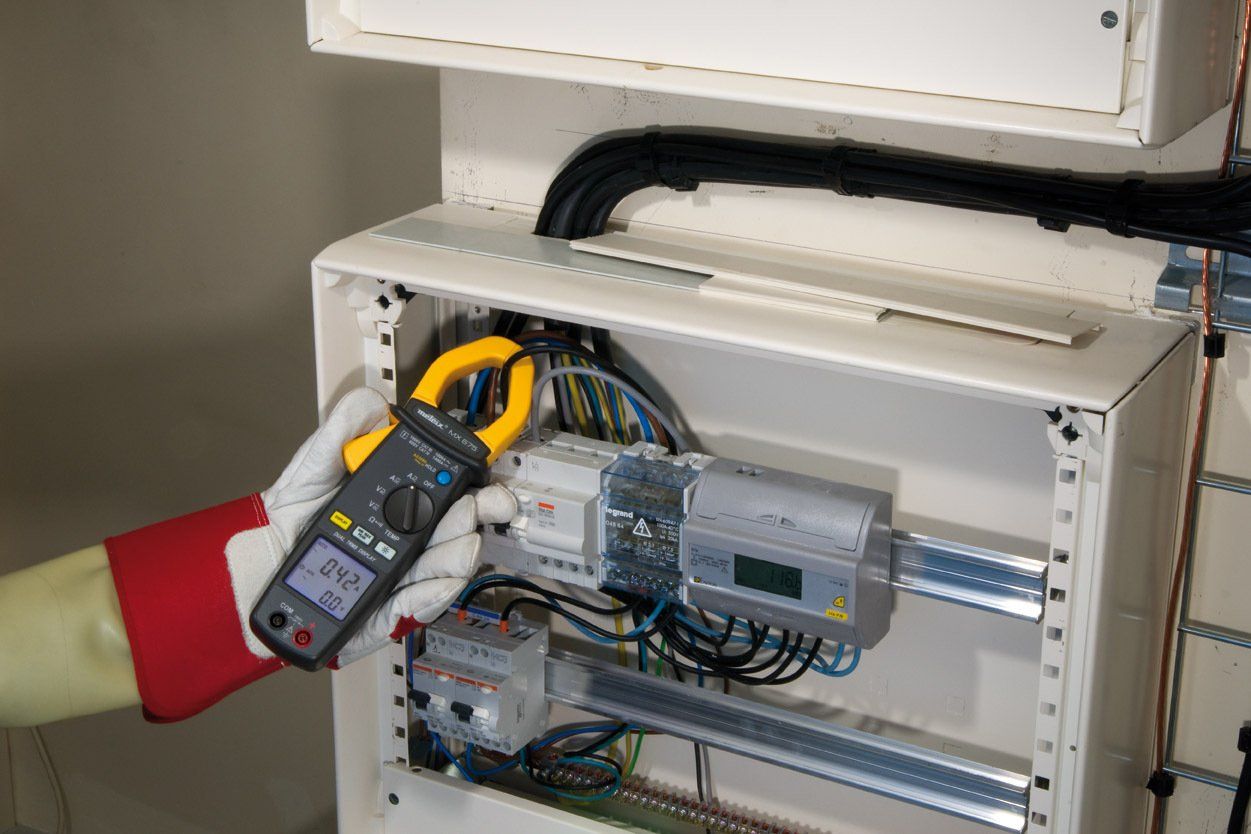 Utilisation d'une pince ampèremétrique formation habilitation électrique pour électricien, vat, appareils de mesure, B1, B2, BR, BC