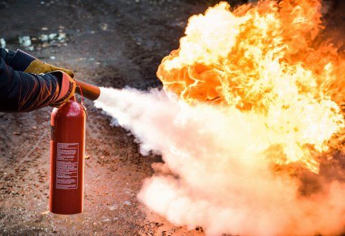 en 2016, on dénombre 16 528 incendies survenus sur un lieu de travail formation maniement des extincteurs et RIA, prévention du risque incendie, extincteur à eau, extincteur à CO2, extincteur à poudre, bac à feu écologique, triangle du feu