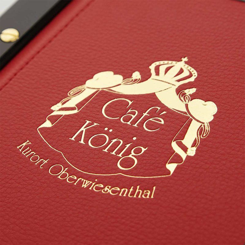 Logoprägung in Gold auf Designleder