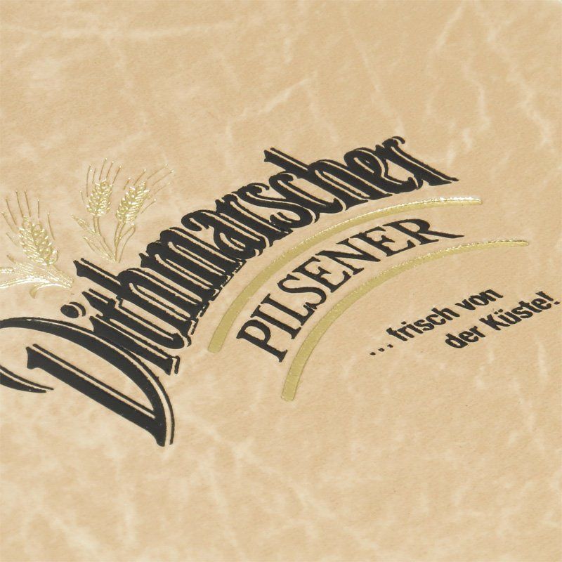 Logoprägung in Gold und Schwarz auf Softleder