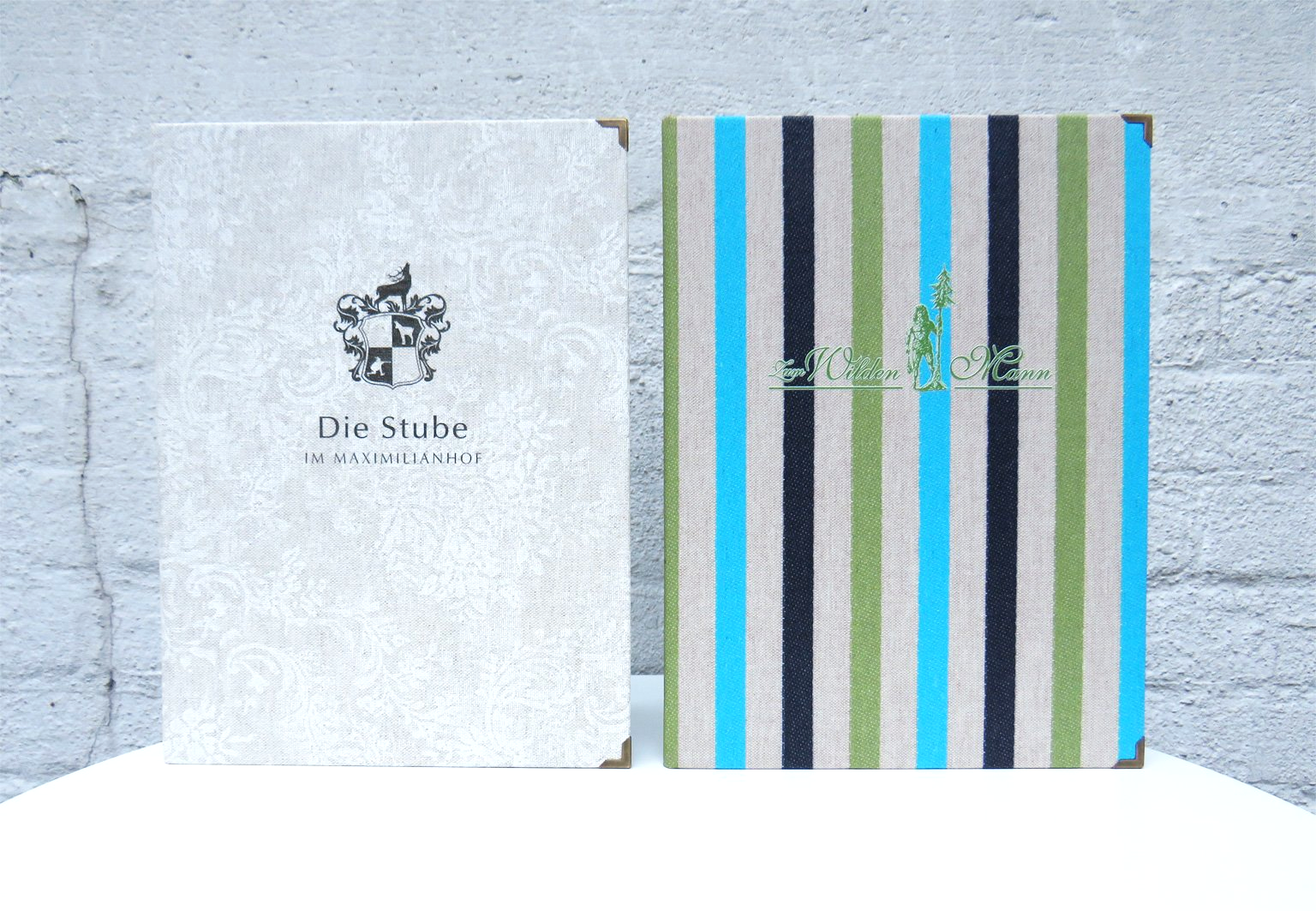 speisekarten mit einem Bezug aus Lino Leinenmaterial mit logodruck von elbcards