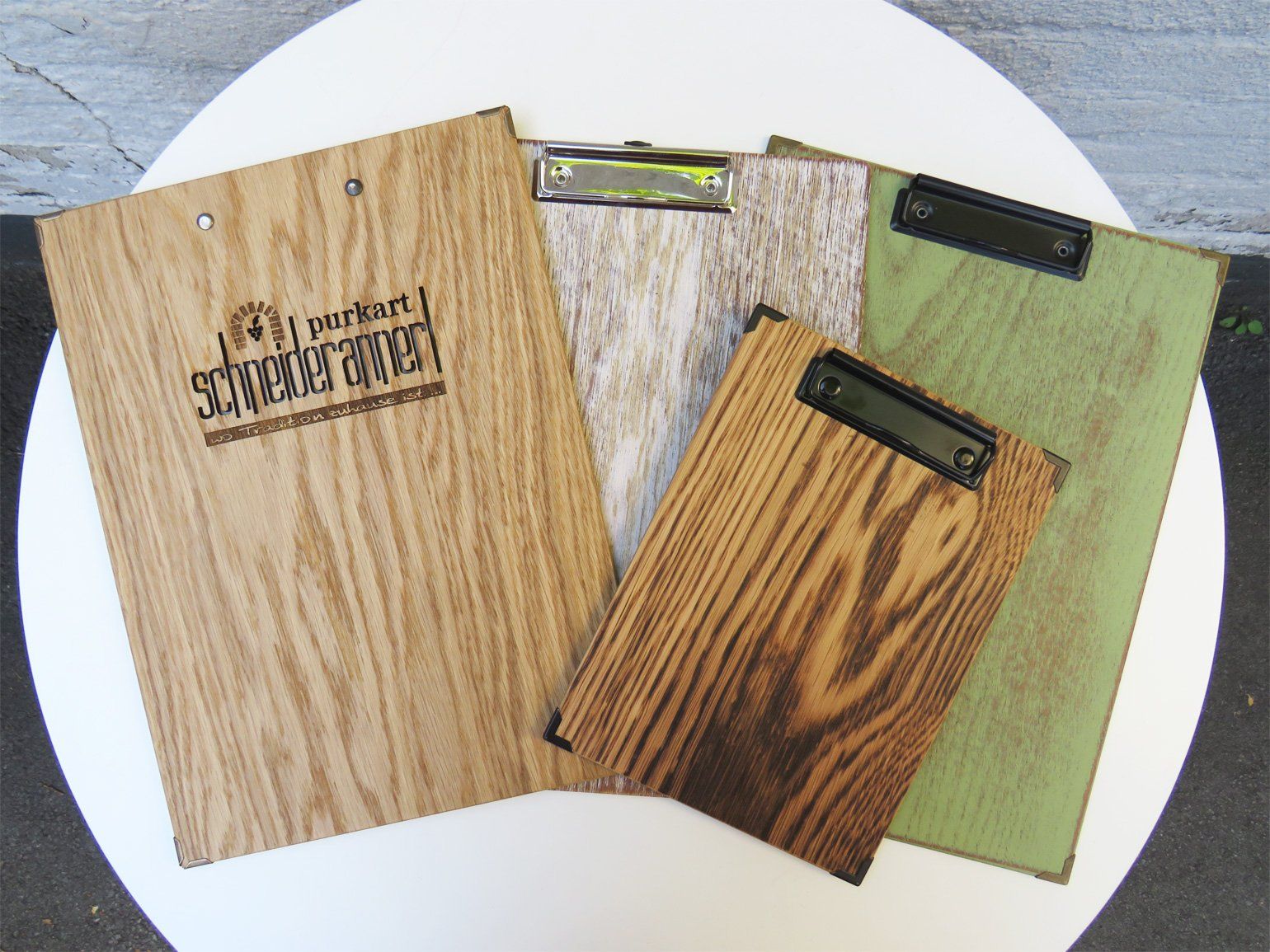 Menuboards aus Holz und Leinen von Elbcards