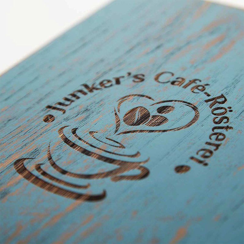 speisekarte mit branding auf woody vintage petrol