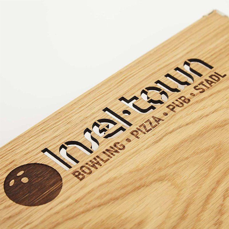 Logo Cutout mit Branding auf Woody Eiche