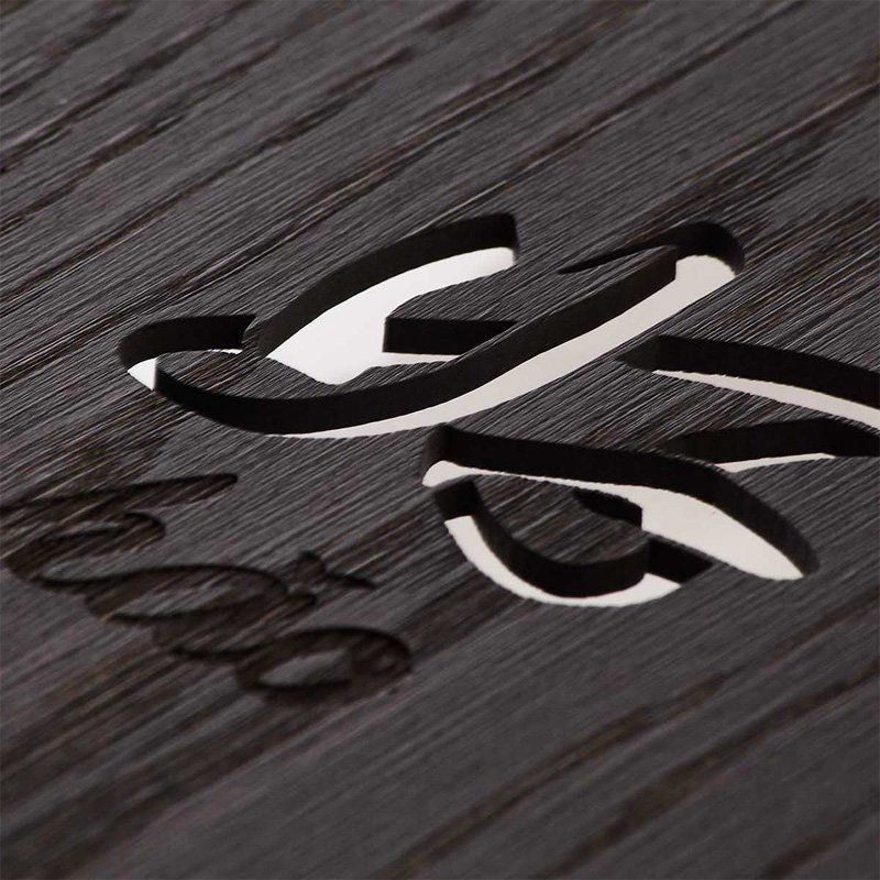 cutout auf holzkarte in woody eiche schwarz elbcards