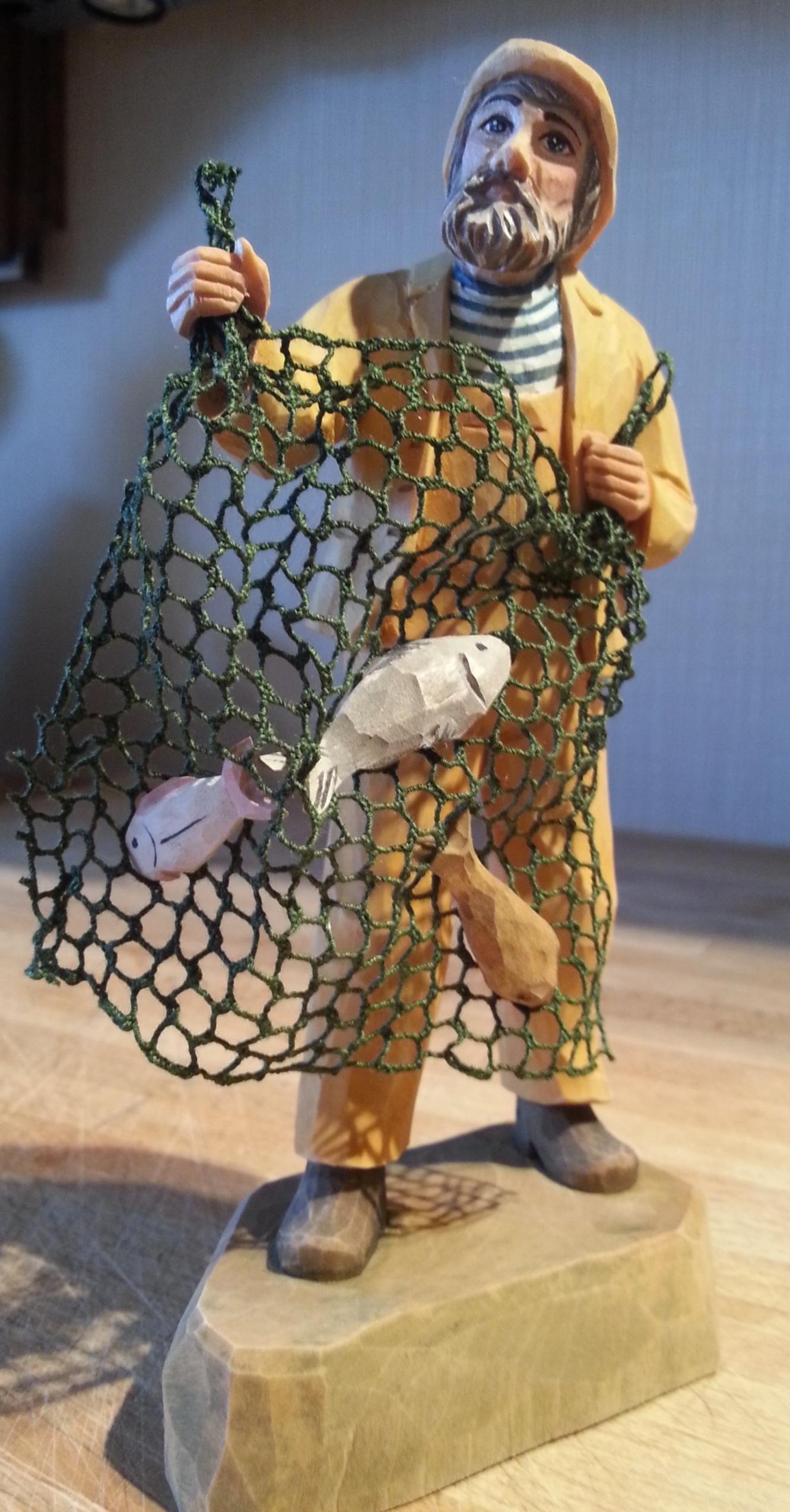 Fischer mit geklöppelten Netz