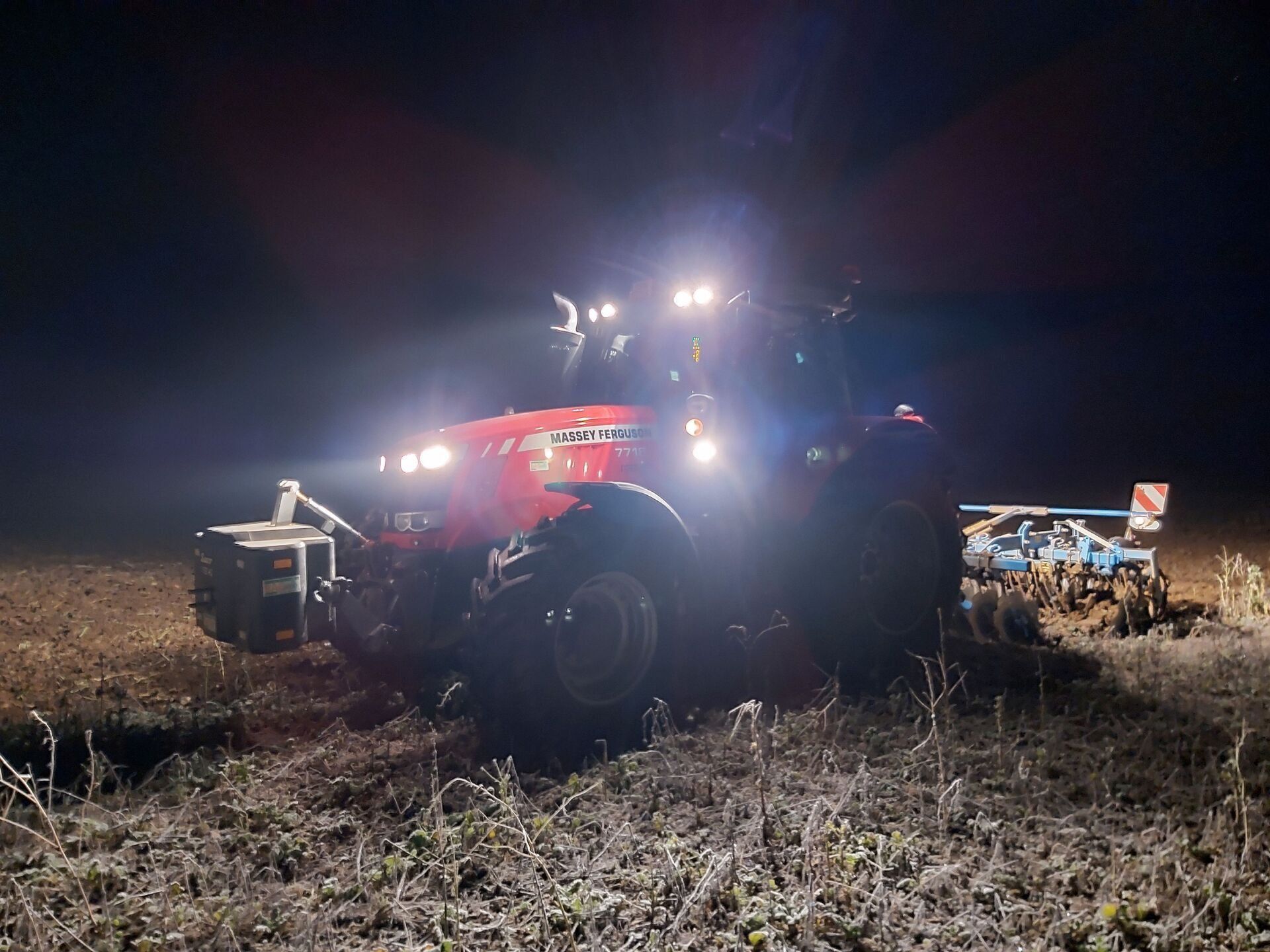 Schlepper beim Frostgrubbern