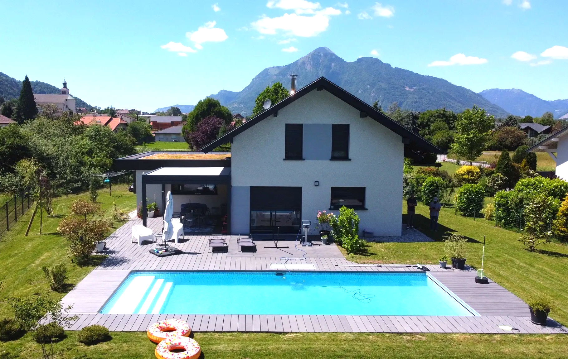 extension achevée sur une maison avec piscine