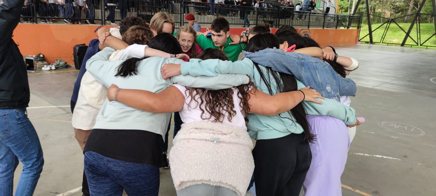 Gruppenfoto - im Kreis umfassen