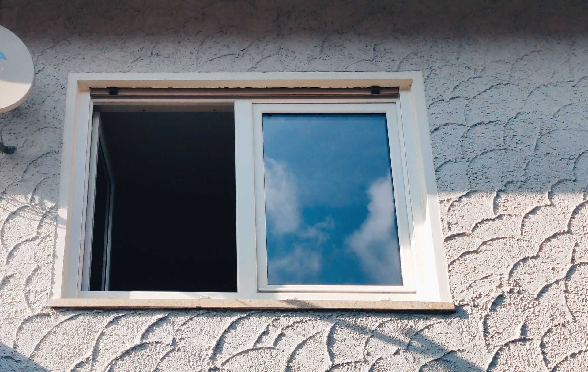 Geöffnetes Fenster Zur Lüftung geöffnetes Fenster steigert Luftqualität