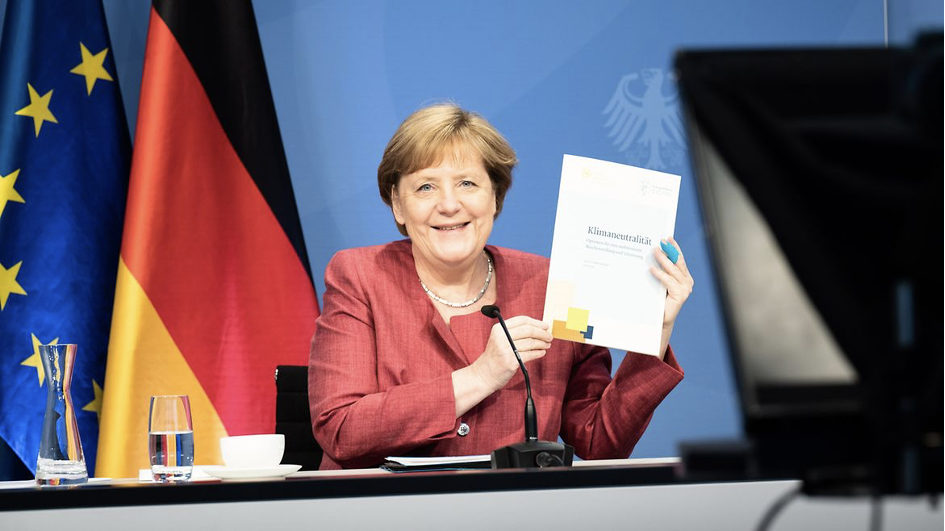 Angela Merkel receiving the new position paper on 8 June 2021