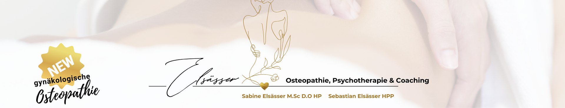 Die Skizze einer Frau umrissen von hinten in gold, man sieht den Rücken der Frau, sieh schaut nach links. Darunter seht auf einer schwarzen Linie geschrieben das Wort Elsässer in geschwungener Schrift. Es folgt ein kleines goldenes Herz und die Worte Osteopathie und Coaching. Darunter steht in Gold Sabine Elsässer MSc DO HP und Sebastian Elsässer HPP. Im Hintergrund sieht man wie hinter einer Milchglasscheibe zwei Frauenhände, die einen Rücken massieren.